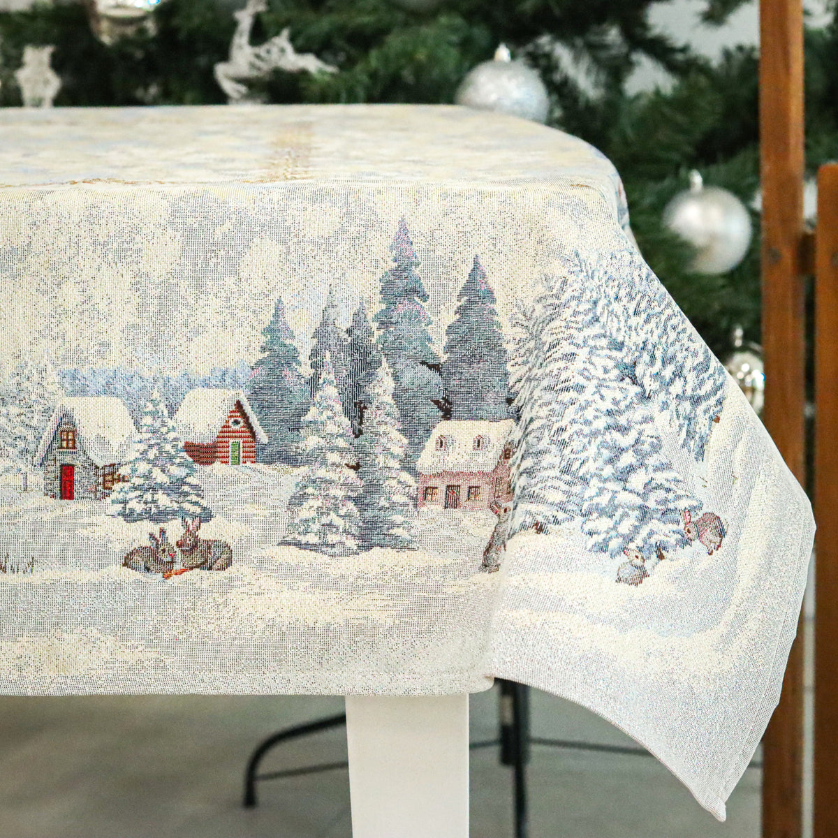 Karácsonyi asztalterítő – White forest nyuszik a hóban minta, 137×240 cm, gobelin, ezüst lurex