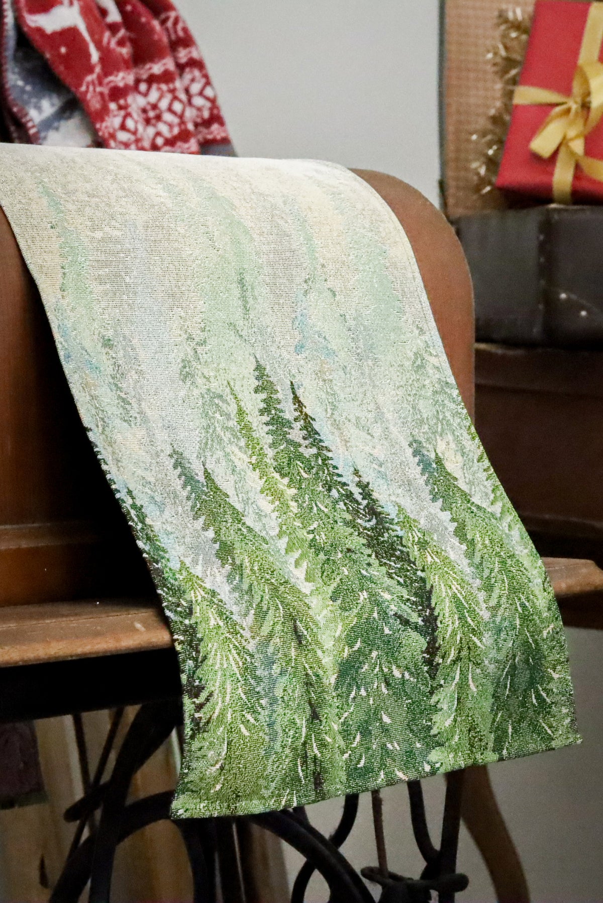 Karácsonyi asztali futó – Golden forest fenyőfás mintás asztali futó, 44×140 cm, gobelin, arany lurex