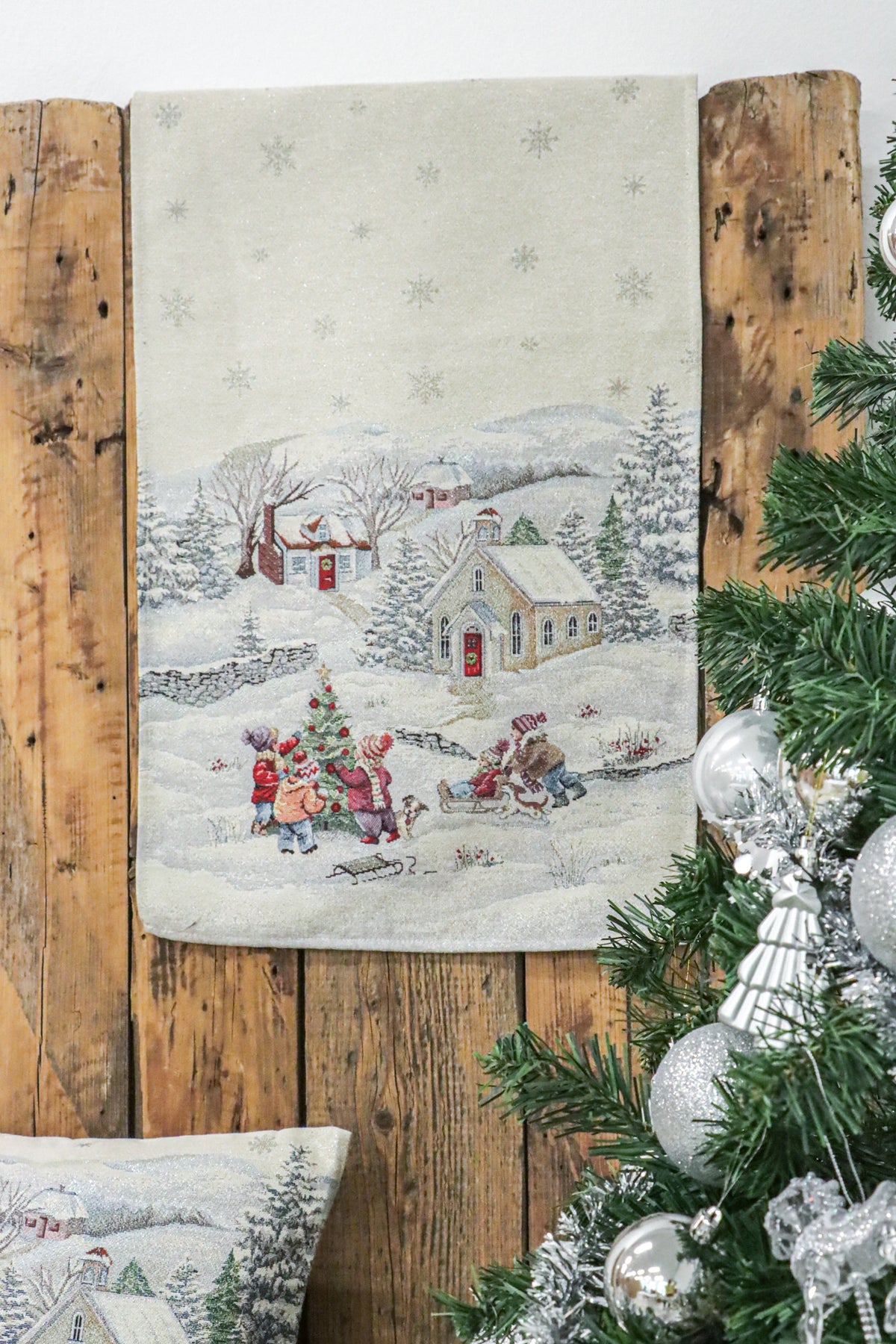 Karácsonyi asztali futó – Havas reggel, karácsonyi mintás asztali futó, 44×140 cm, gobelin, ezüst lurex
