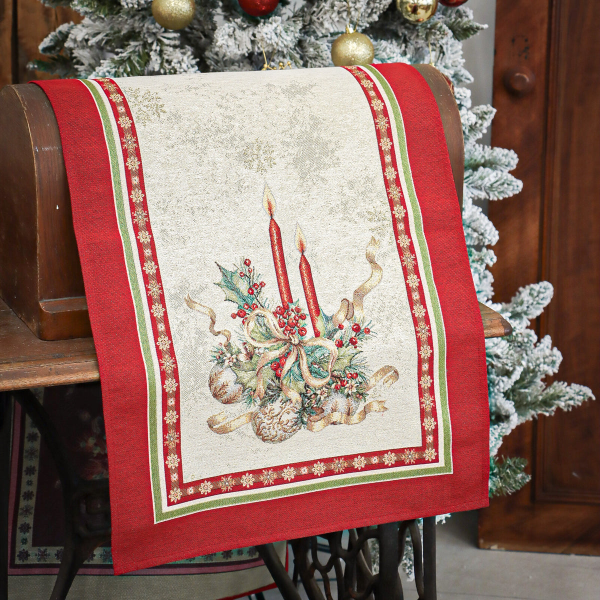 Karácsonyi asztali futó – Gyertyás, piros szélű mintás asztali futó, 44×180 cm, gobelin, arany lurex
