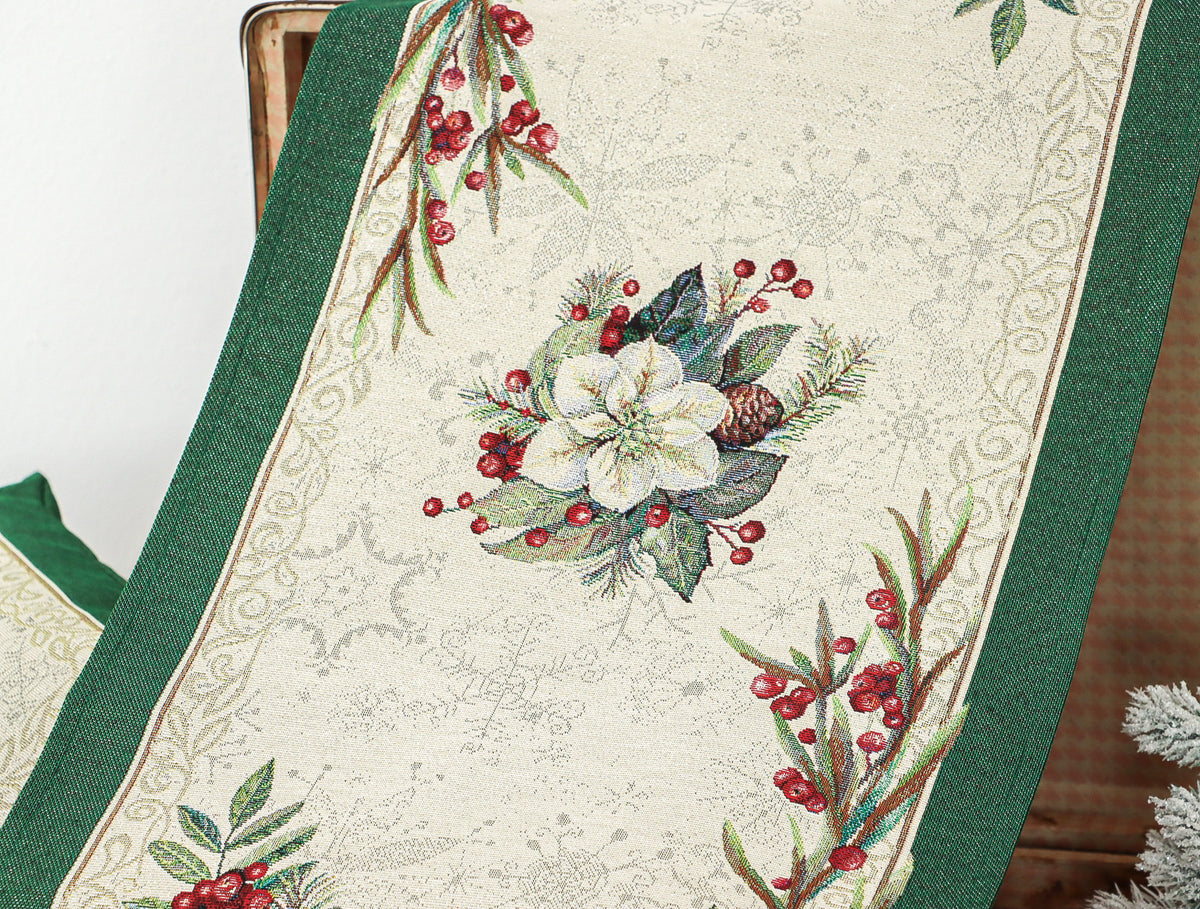 Karácsonyi asztali futó – Classic piros bogyós, zöld szélű mintás asztali futó, 44×180 cm, gobelin, ezüst lurex