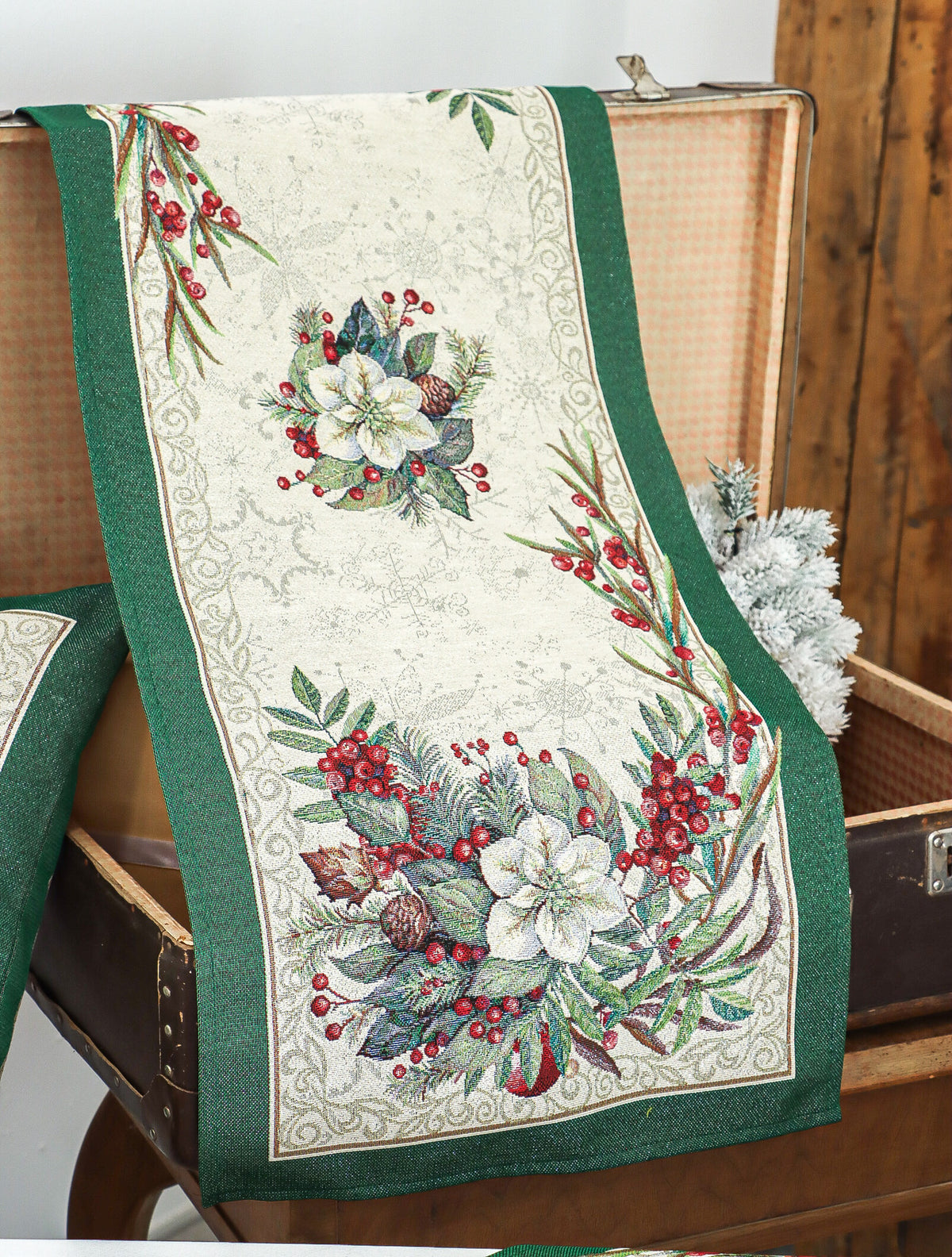Karácsonyi asztali futó – Classic piros bogyós, zöld szélű mintás asztali futó, 44×140 cm, gobelin, ezüst lurex