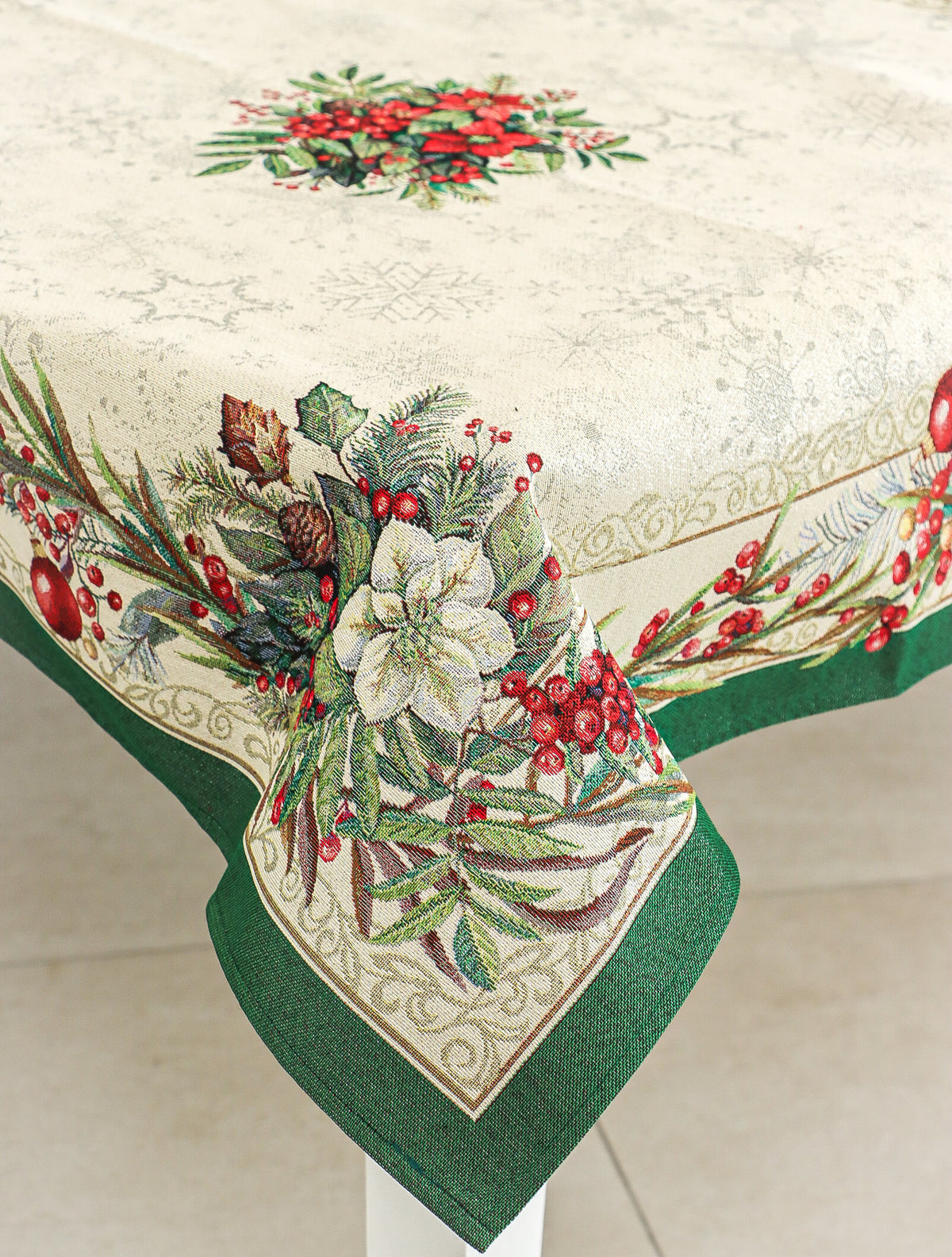 Karácsonyi asztalterítő – Classic piros bogyós, zöld szélű minta, 96×100 cm, gobelin, ezüst lurex