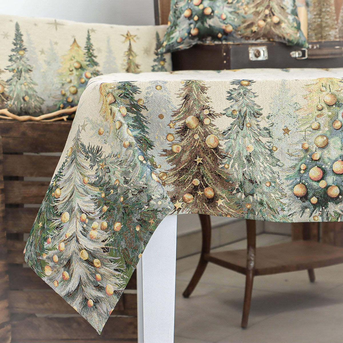 Karácsonyi asztalterítő – Csillogó erdő minta, 137×240 cm, gobelin, arany lurex