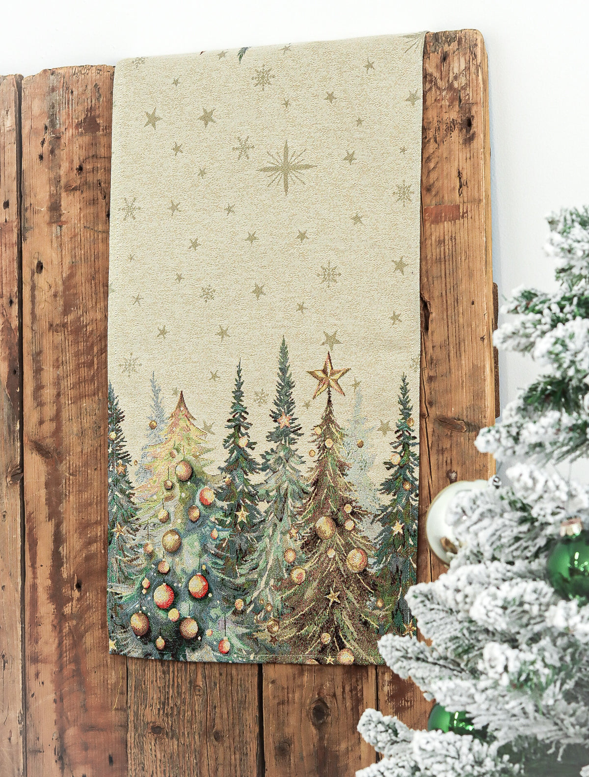Karácsonyi asztali futó – Csillogó erdő mintás asztali futó, 37×100 cm, gobelin, arany lurex