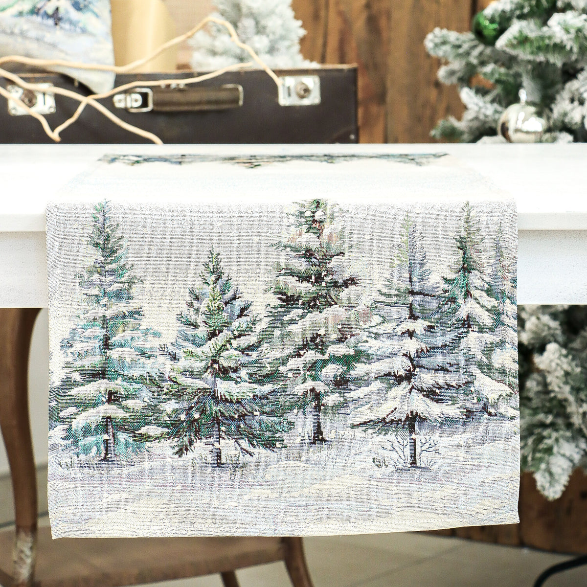 Karácsonyi asztali futó – Havas fenyőerdő mintás asztali futó, 44×140 cm, gobelin, ezüst lurex