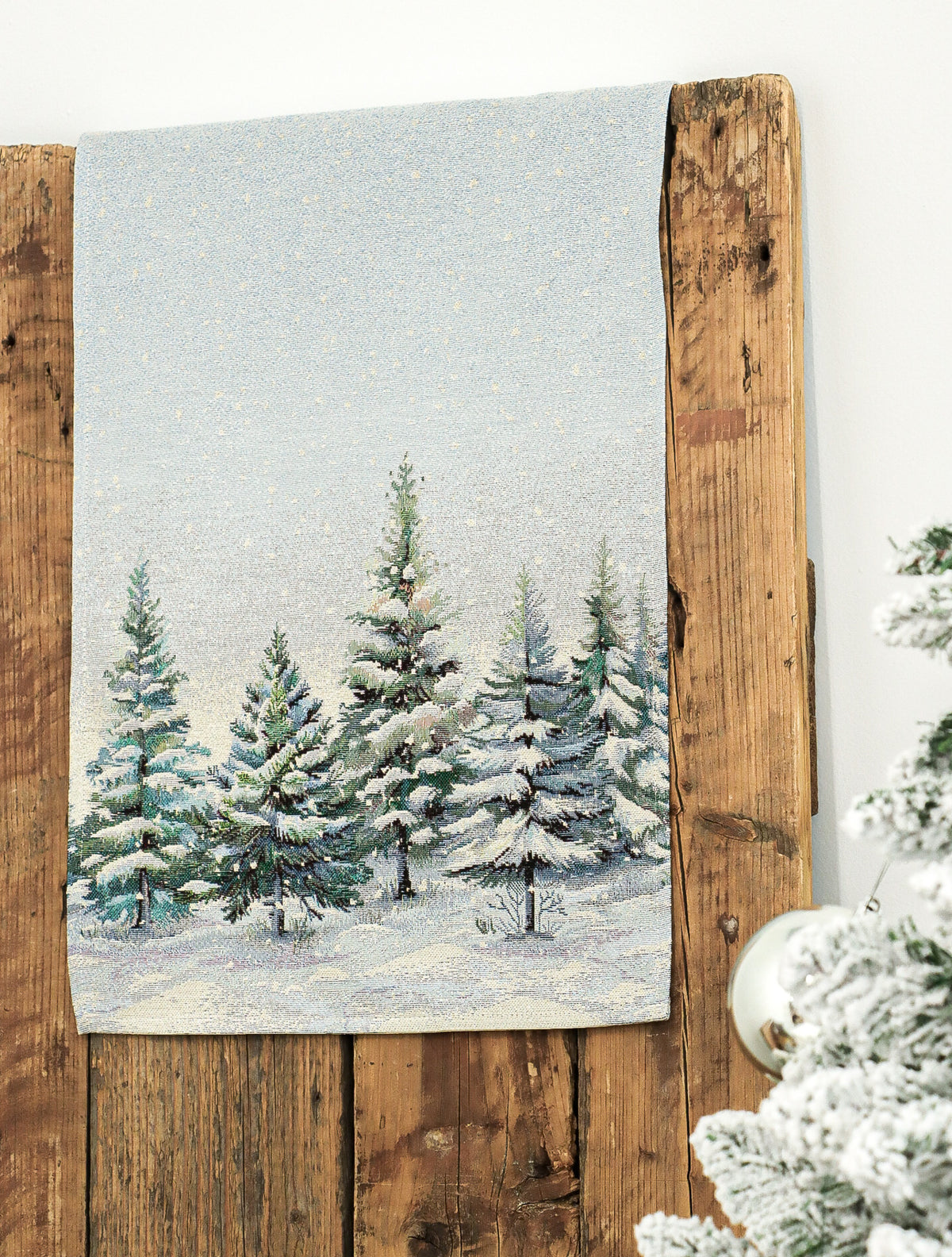 Karácsonyi asztali futó – Havas fenyőerdő mintás asztali futó, 44×140 cm, gobelin, ezüst lurex