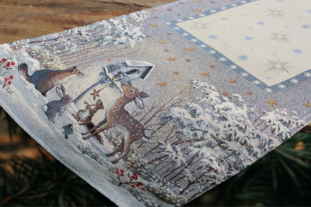 Karácsonyi asztali futó – Téli erdő mintás asztali futó, 44×140 cm, gobelin, ezüst lurex