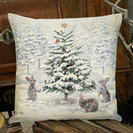 Karácsonyi díszpárnahuzat White forest nyuszik a hóban (zöld fenyős), 45×45 cm – gobelin, ezüst lurexszel