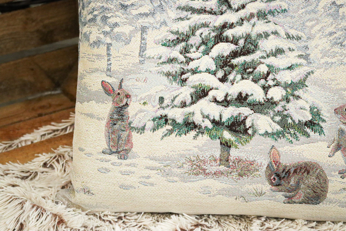 Karácsonyi díszpárnahuzat White forest nyuszik a hóban (zöld fenyős), 45×45 cm – gobelin, ezüst lurexszel