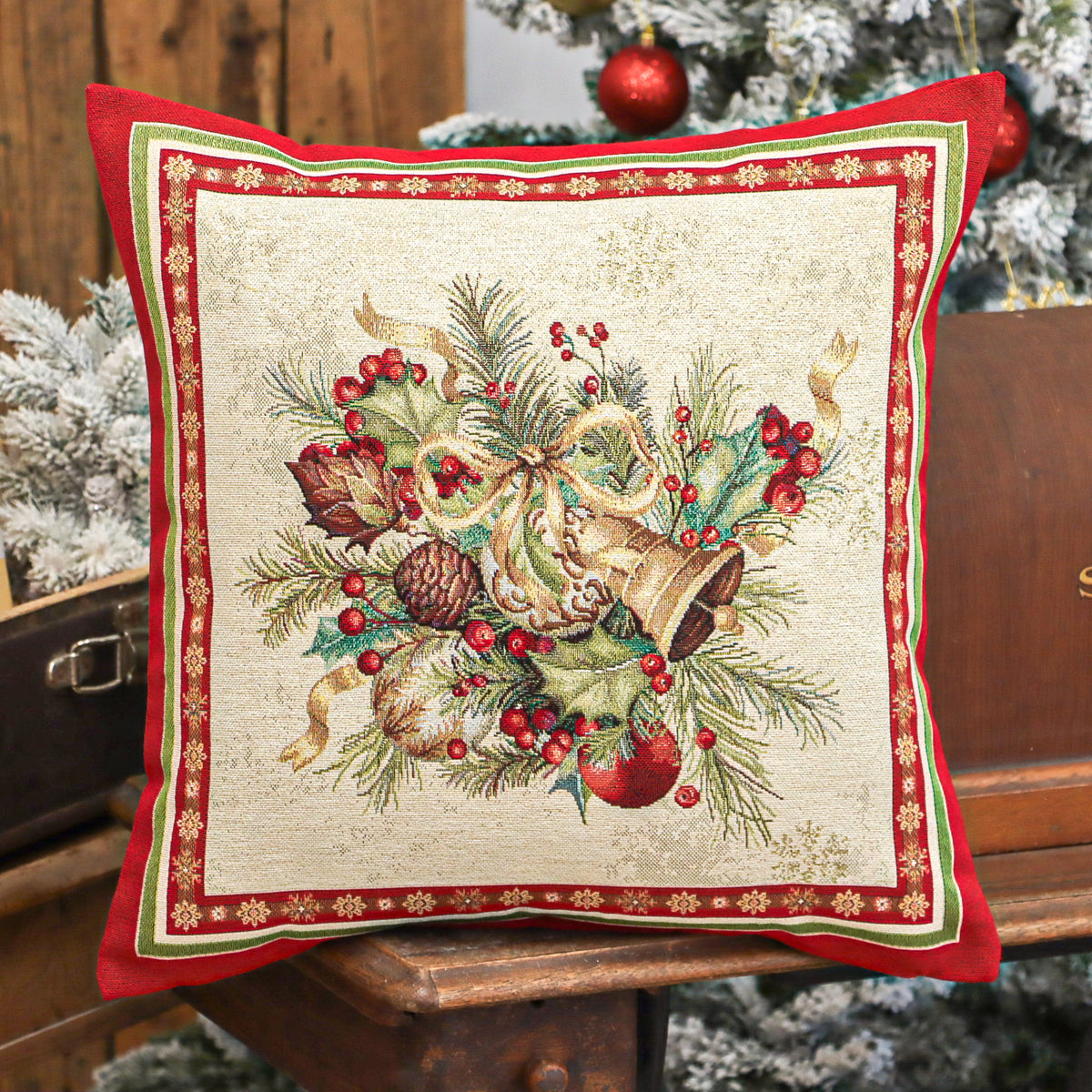 Karácsonyi díszpárnahuzat Csengős, piros szélű, 45×45 cm – gobelin, arany lurexszel
