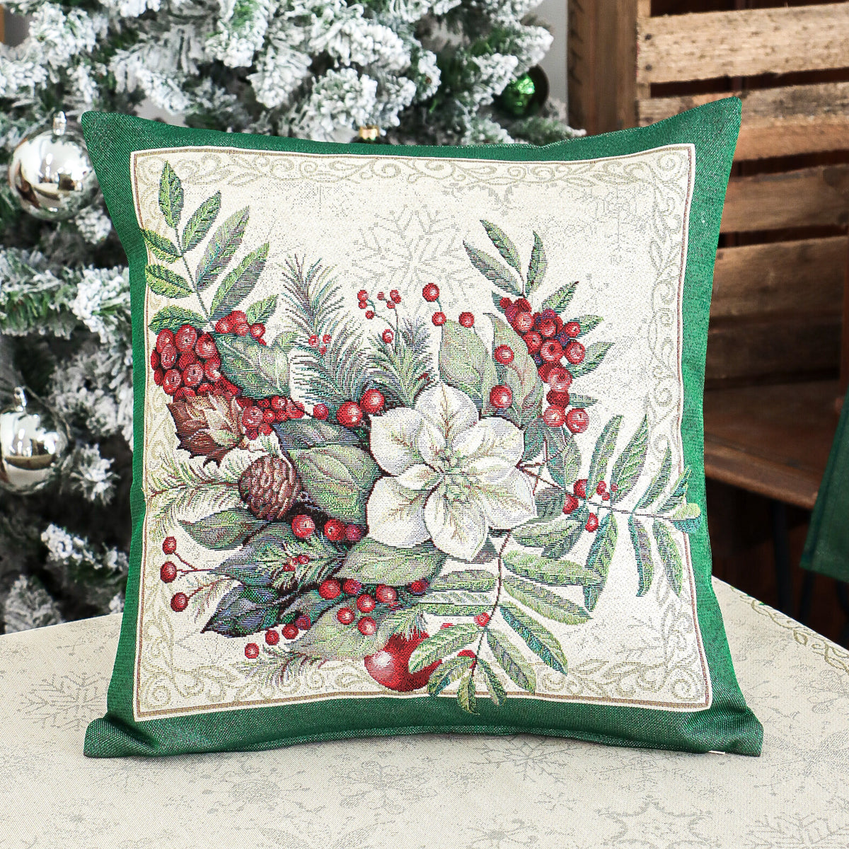 Karácsonyi díszpárnahuzat Classic piros bogyós, zöld szélű, 45×45 cm – gobelin, ezüst lurexszel
