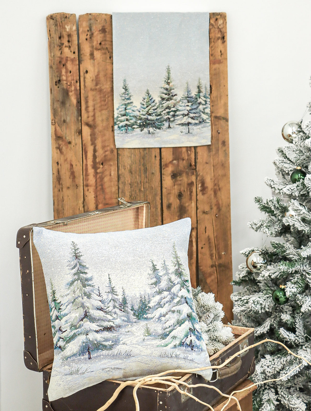 Karácsonyi díszpárnahuzat Havas fenyőerdő, 45×45 cm – gobelin, ezüst lurexszel