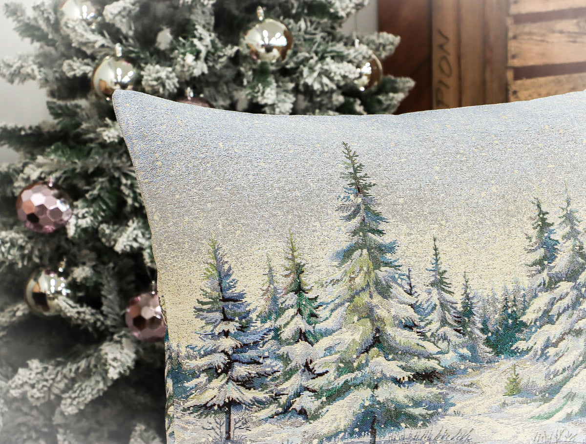 Karácsonyi díszpárna Havas fenyőerdő, 50×70 cm – gobelin, ezüst lurexszel