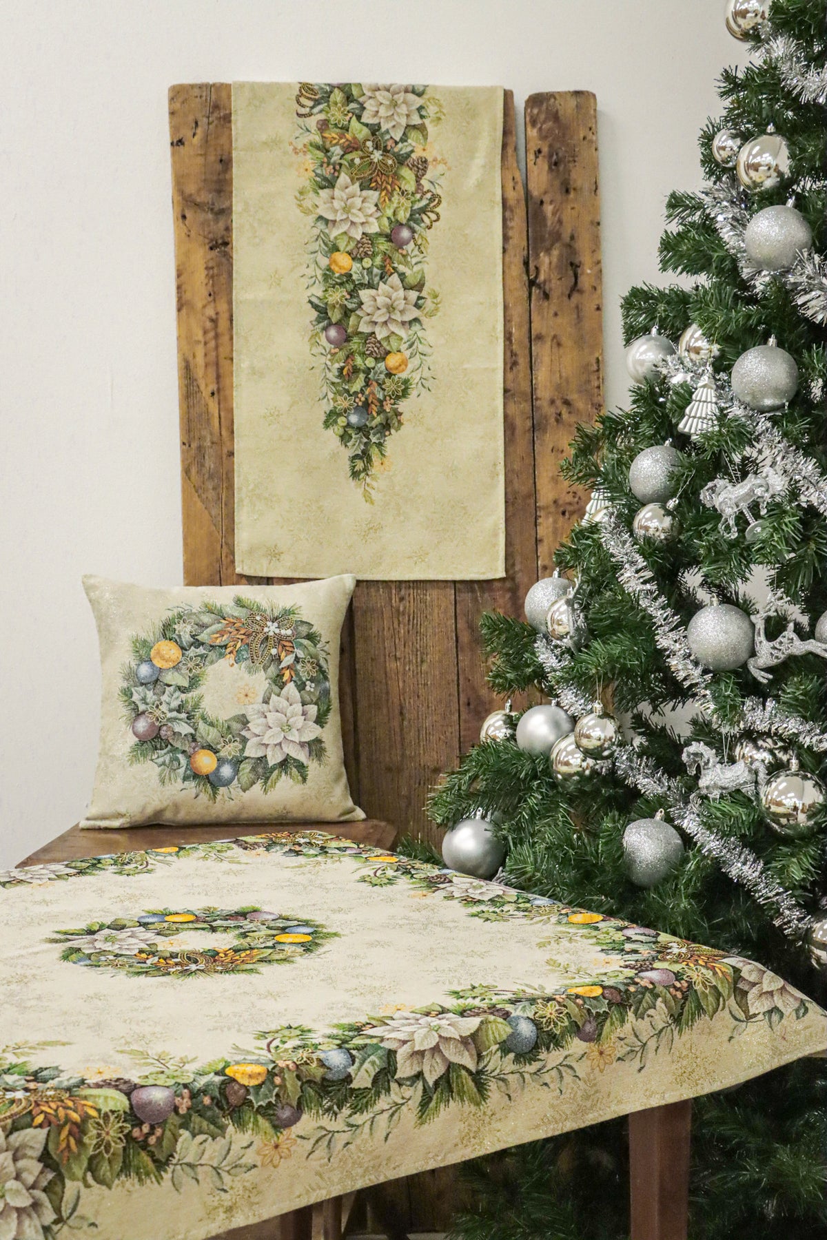 Karácsonyi asztalterítő – Advent karácsonyi koszorús minta, 96×100 cm, gobelin, arany lurex