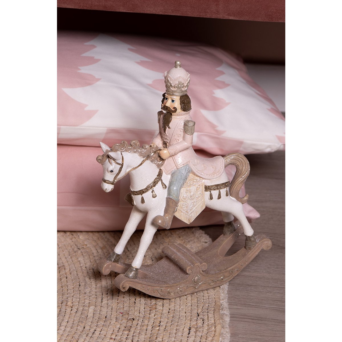Karácsonyi diótörő figura 29 cm – fehér, rózsaszín
