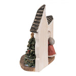 Télapó ablakban alvó gyermek mellett LED-es vintage karácsonyi figura