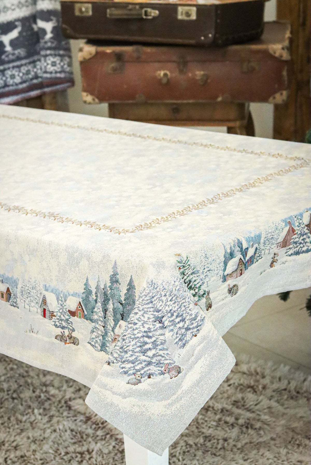 Karácsonyi asztalterítő – White forest nyuszik a hóban minta, 137×240 cm, gobelin, ezüst lurex