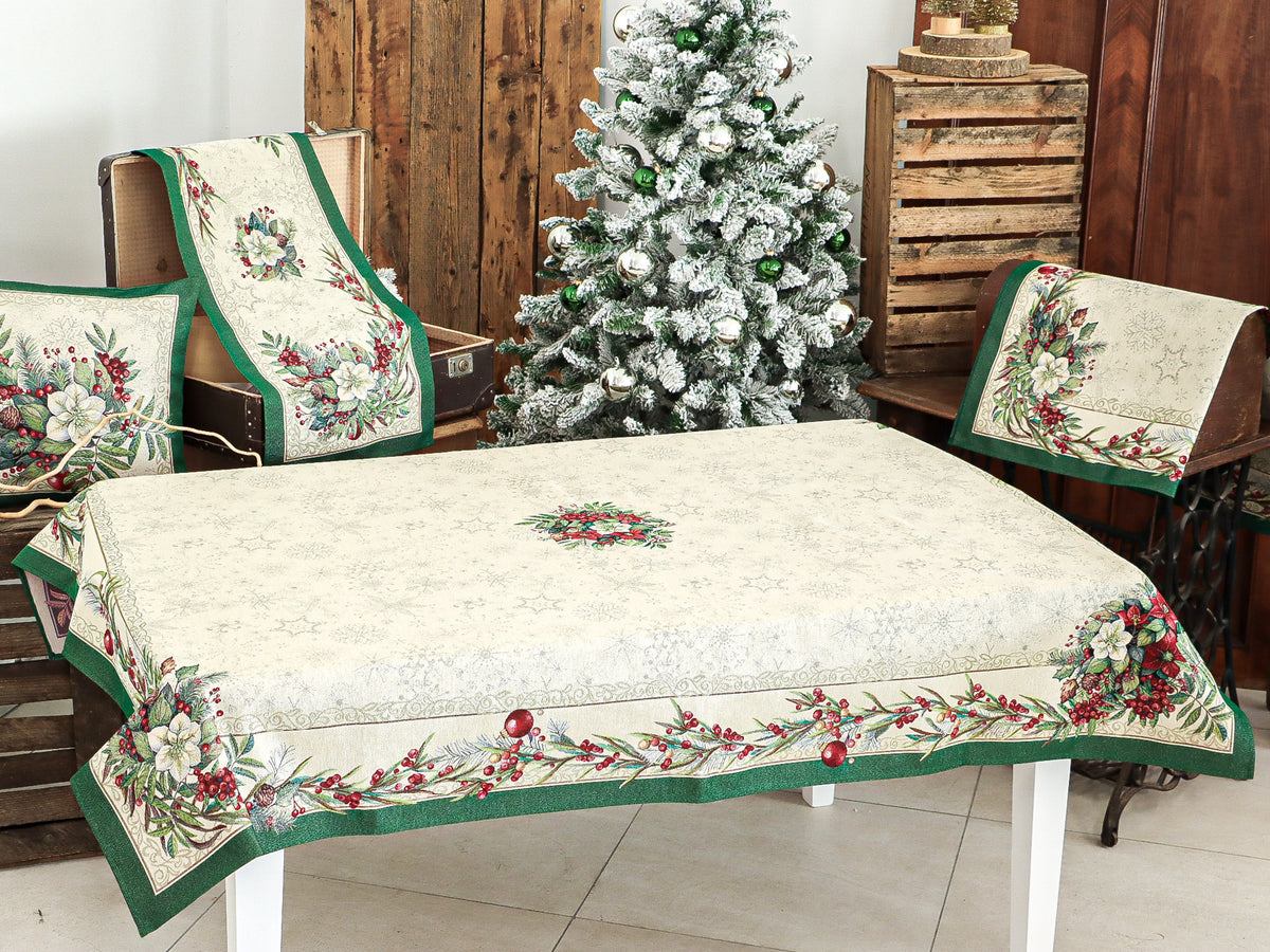 Karácsonyi asztalterítő – Classic piros bogyós, zöld szélű minta, 137×240 cm, gobelin, ezüst lurex