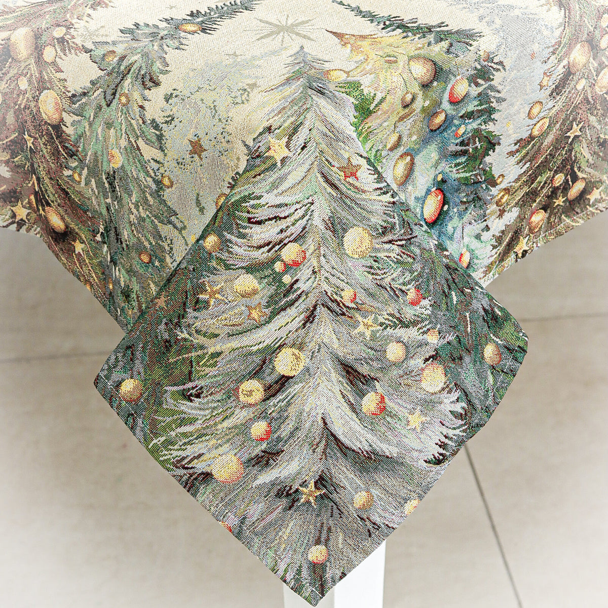Karácsonyi asztalterítő – Csillogó erdő minta, 96×100 cm, gobelin, arany lurex