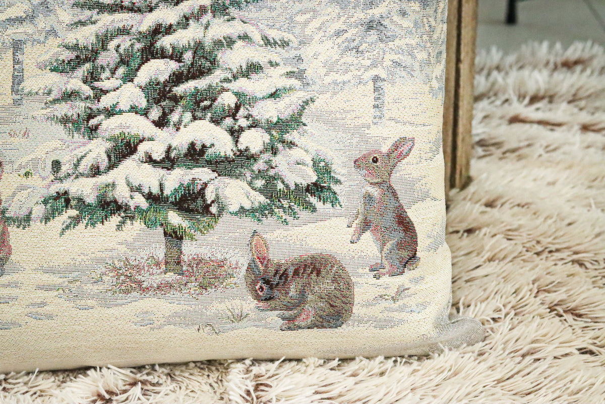 Karácsonyi díszpárnahuzat White forest nyuszik a hóban (zöld fenyős), 45×45 cm – gobelin, ezüst lurexszel