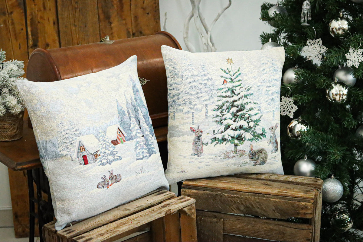 Karácsonyi díszpárnahuzat White forest nyuszik a hóban (zöld fenyős), 45×45 cm – gobelin, ezüst lurexszel