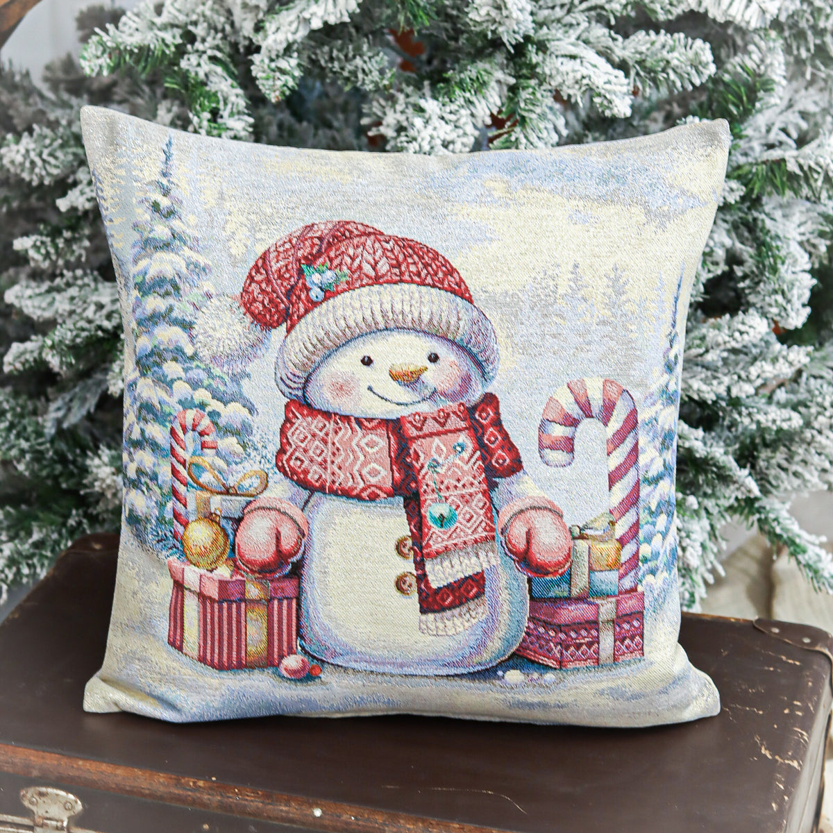 Karácsonyi díszpárnahuzat Piros sapkás, hóemberes, 45×45 cm – gobelin, ezüst lurexszel