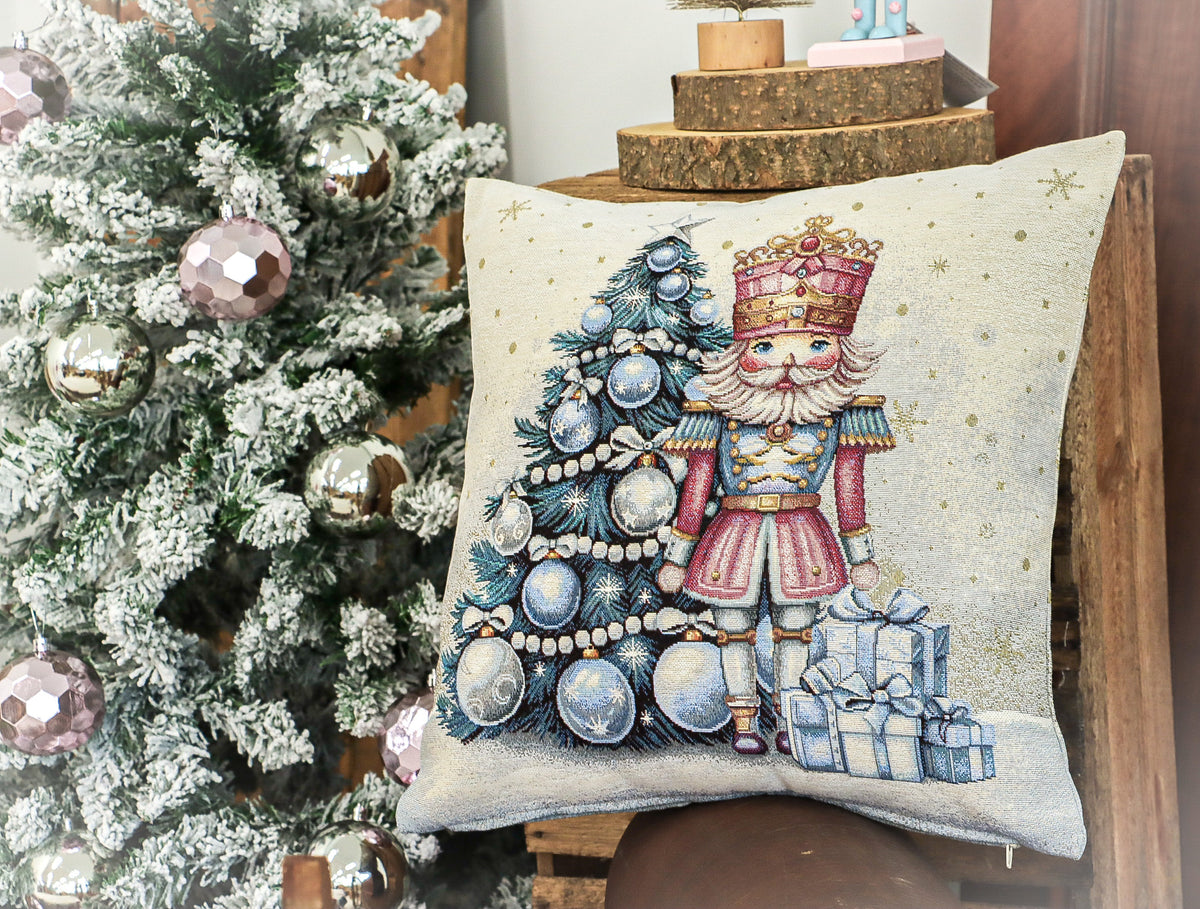 Karácsonyi díszpárnahuzat Pink diótörős, 45×45 cm – gobelin, lurex nélkül