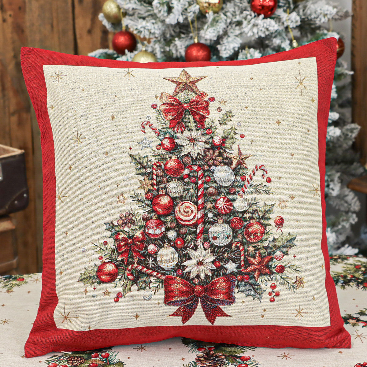 Karácsonyi díszpárnahuzat Karácsonyfás, piros szélű, 45×45 cm – gobelin, arany lurexszel