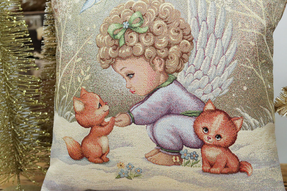 Karácsonyi díszpárnahuzat Angyalka (kislány) a hóban cicákkal, 45×45 cm – gobelin, arany lurexszel