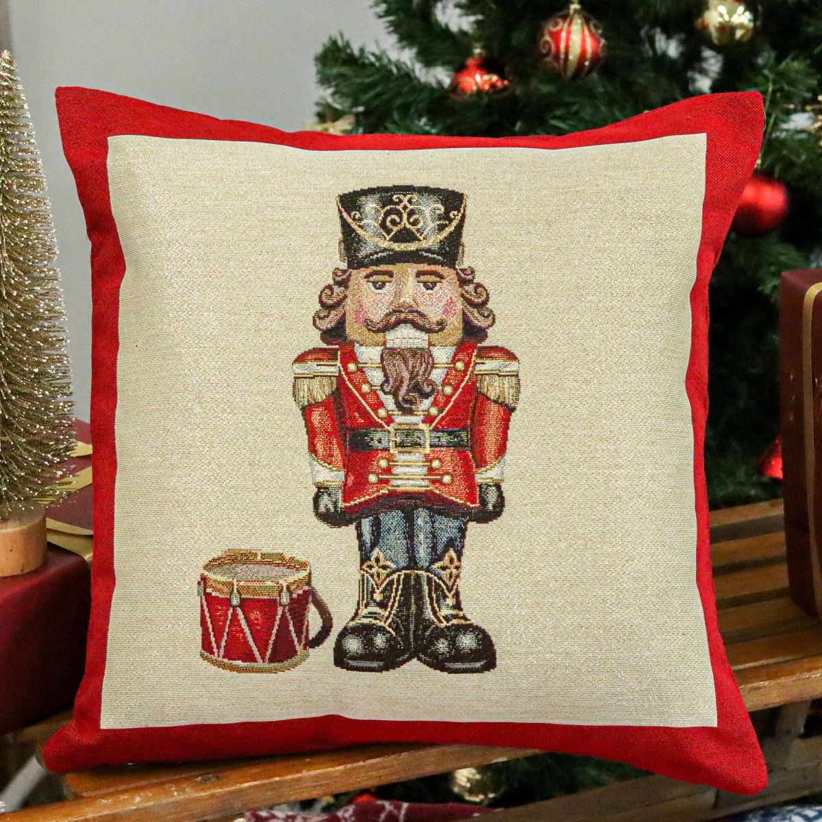 Karácsonyi díszpárnahuzat Nutcracker diótörős (fekete kalapos), 45×45 cm – gobelin, arany lurexszel