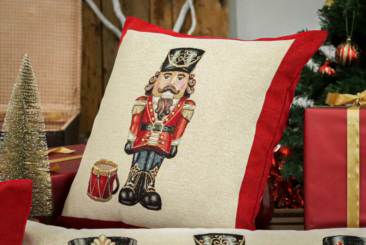 Karácsonyi díszpárnahuzat Nutcracker diótörős (fekete kalapos), 45×45 cm – gobelin, arany lurexszel