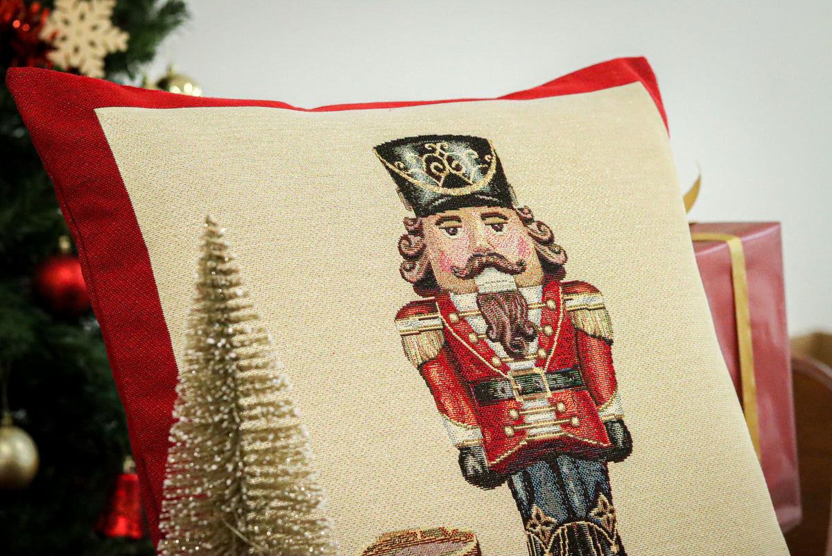 Karácsonyi díszpárnahuzat Nutcracker diótörős (fekete kalapos), 45×45 cm – gobelin, arany lurexszel