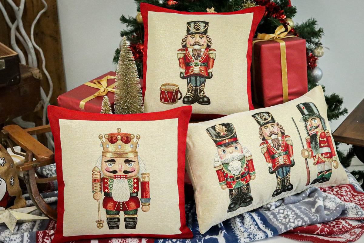 Karácsonyi díszpárnahuzat Nutcracker diótörős (fekete kalapos), 45×45 cm – gobelin, arany lurexszel