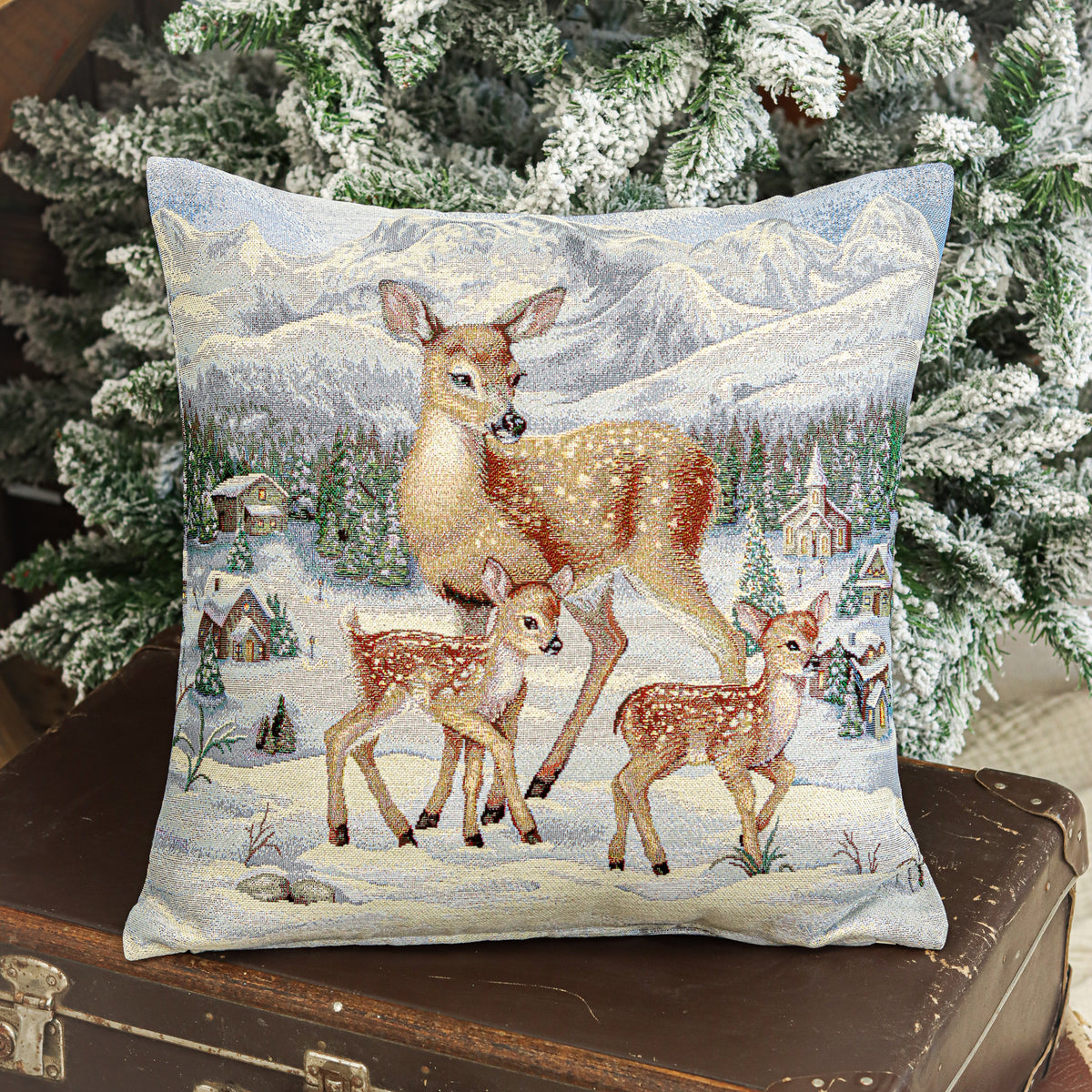 Karácsonyi díszpárnahuzat Őzgidák a falu szélén, 45×45 cm – gobelin, ezüst lurexszel
