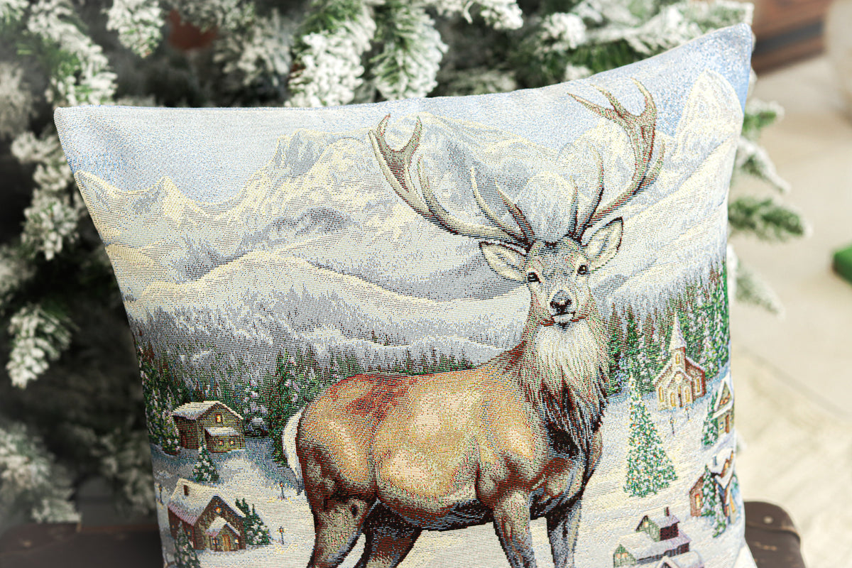 Karácsonyi díszpárnahuzat Szarvas a falu szélén, 45×45 cm – gobelin, ezüst lurexszel